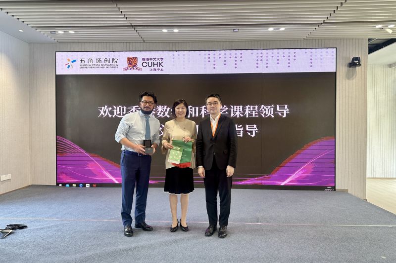 在上海期间，施俊辉到访位于杨浦区五角场的创新创业学院，与学院院长杨苓（中）和鲍勇剑教授（左）会面，听